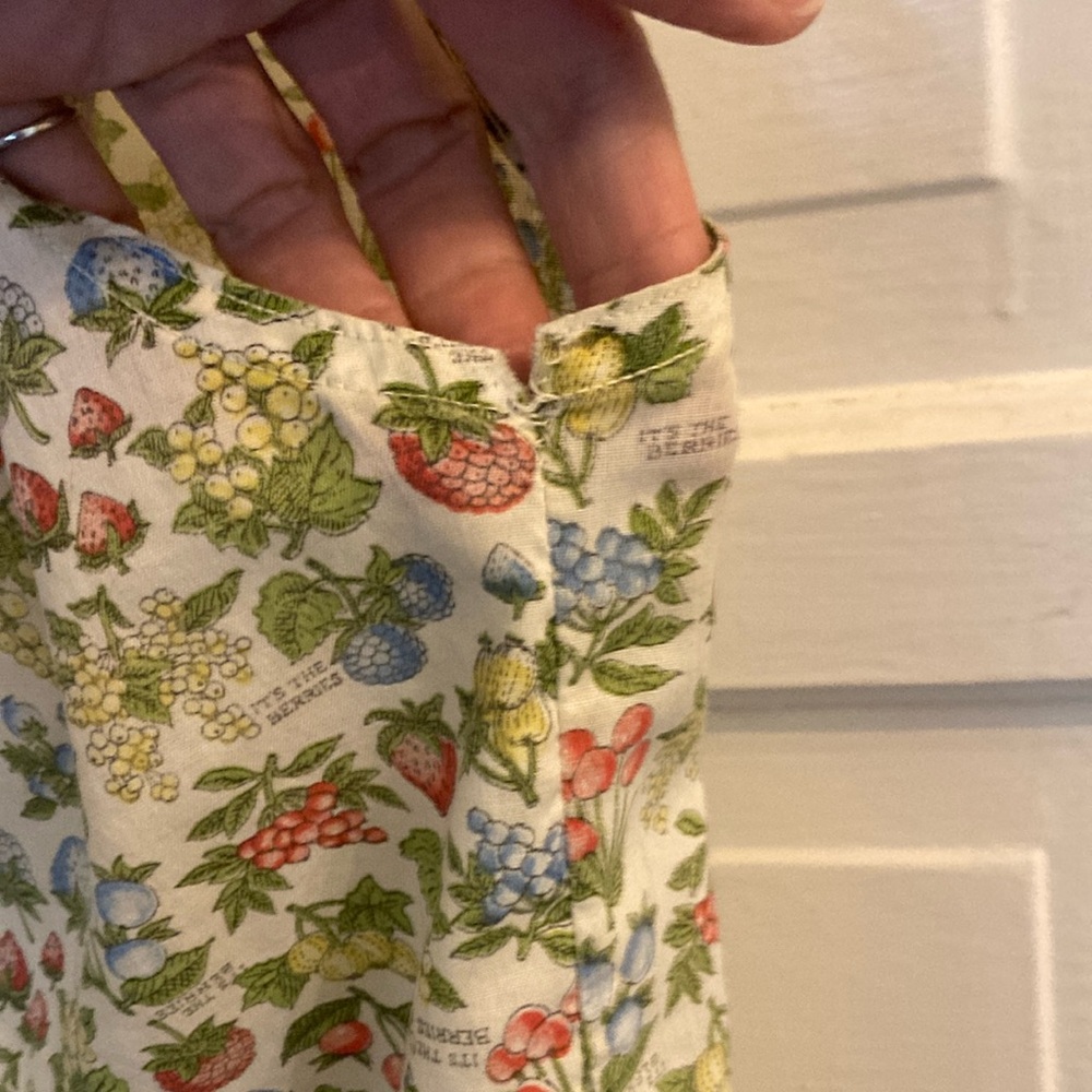 Cream Sleeveless Blouse with Peter Pan Collar fruit print vintage - Picture 8 of 8